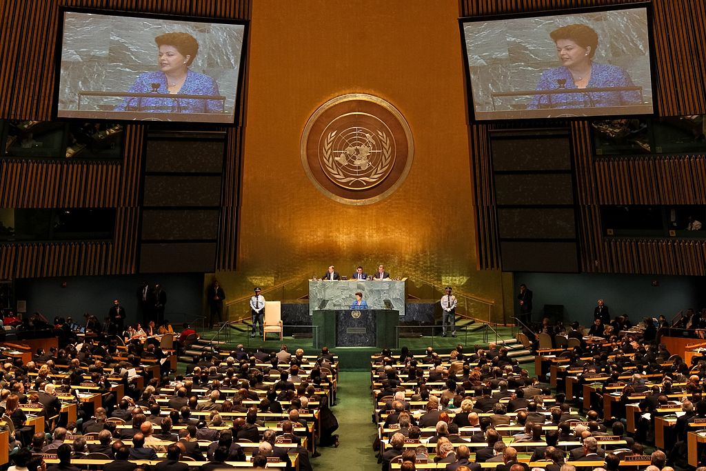 Auf dem Bild ist eine Versammlung der Vereinten Nationen zu sehen