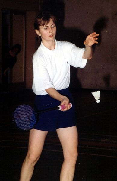 Auf dem Bild sieht man eine Badmintonspielerin