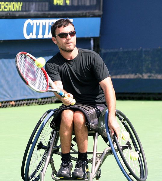 Auf dem Bild sieht man einen Tennisspieler der im Rollstuhl sitzt