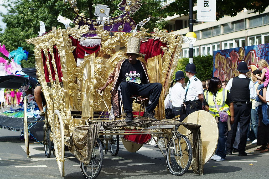 Datei:Notting-Hill-Karneval-Fahrzeug.jpg