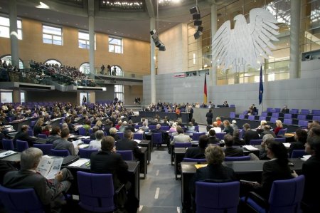Auf dem Bild sind Abgeordnete im Bundestag zu sehen