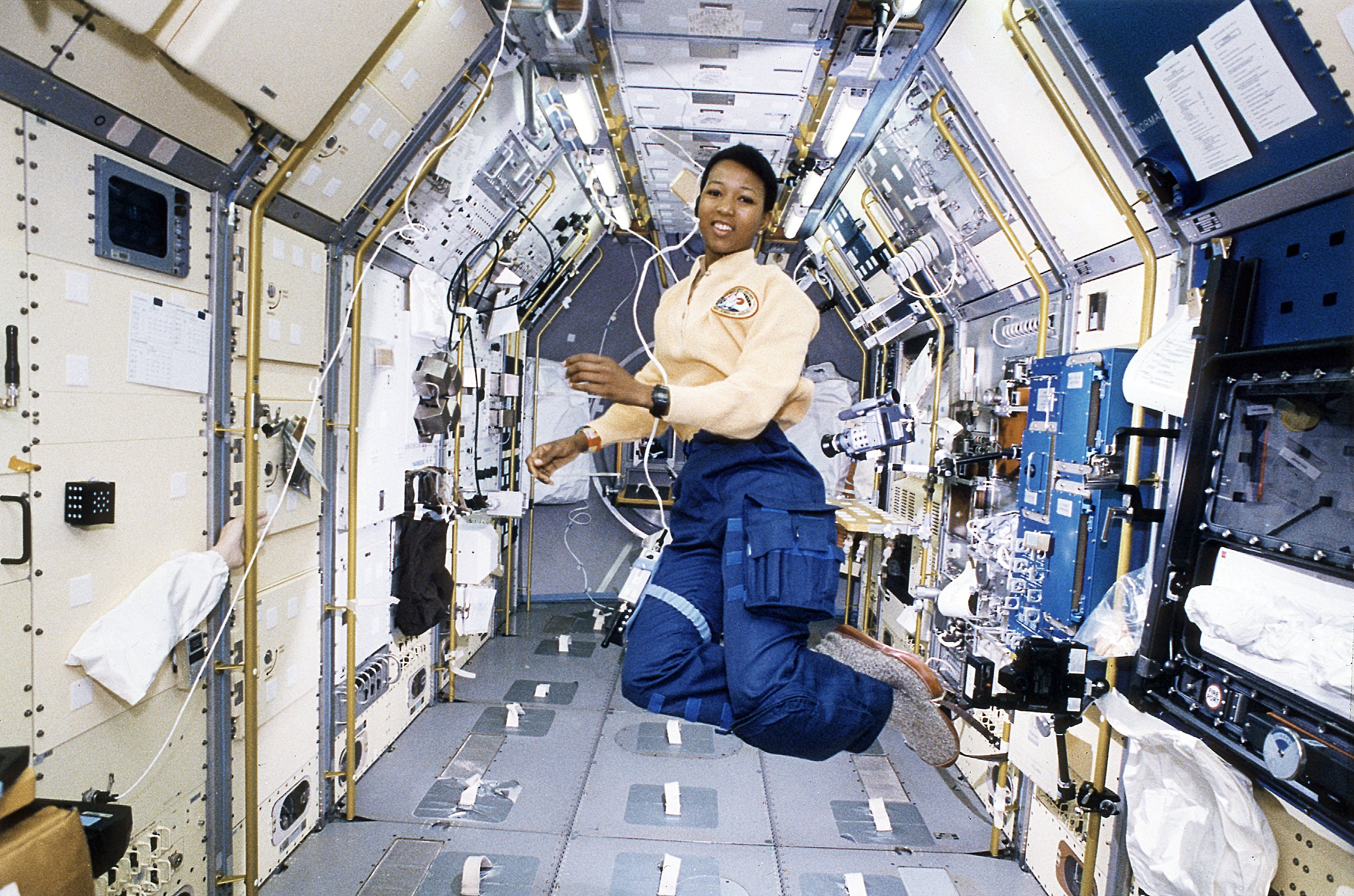 Auf dem Bild ist die Astronautin Mae Jemison. Sie arbeitet in einem SpaceLab. Sie schwebt in Schwerelosigkeit.