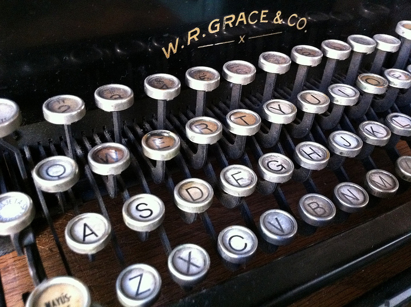 Auf dem Bild ist eine Schreibmaschinen-Tastatur zu sehen
