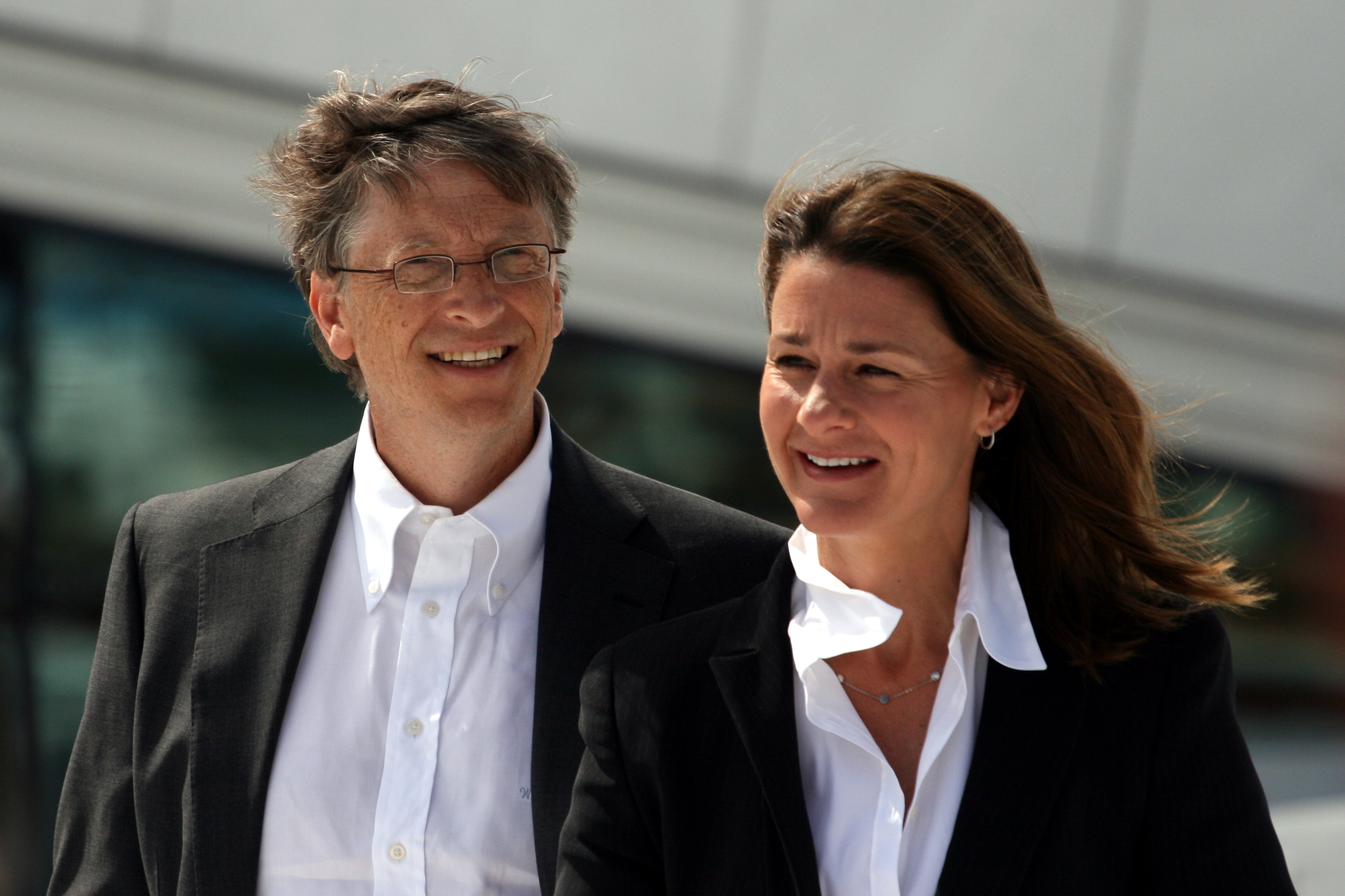 Auf dem Bild ist Bill Gates zu sehen. Neben ihm ist seine Frau Melinda