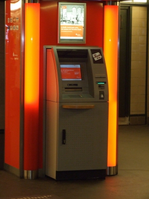 Auf dem Bild sieht man einen Bankautomat