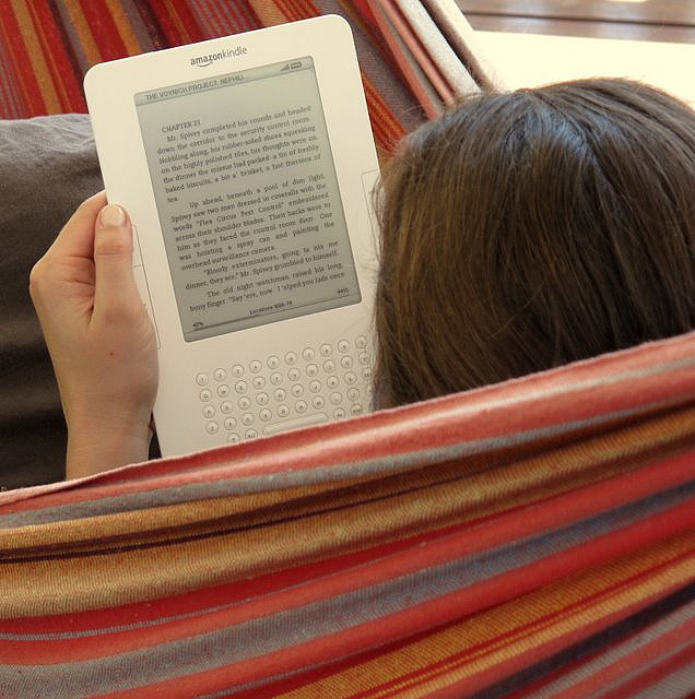Auf dem Bild ist eine Frau mit EBook Reader zu sehen