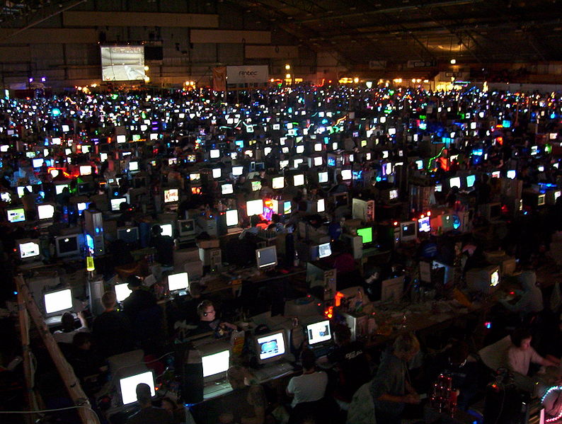 Auf dem Bild sind Computer-Spieler bei einer LAN Party zu sehen
