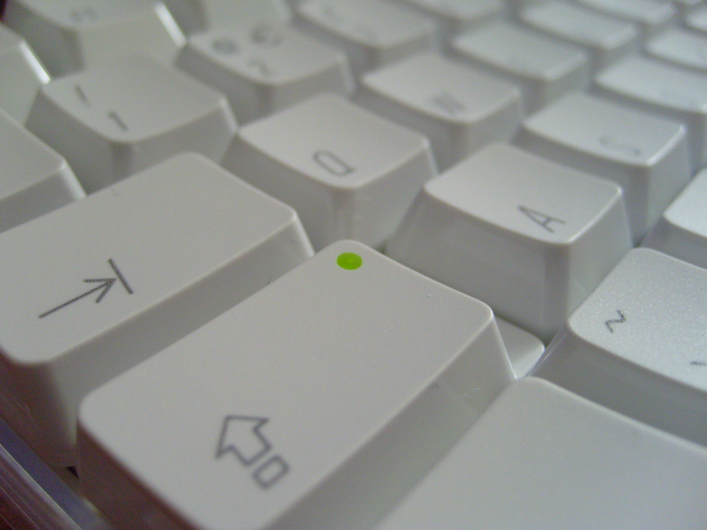 Auf dem Bild ist eine Tastatur zu sehen. Die Umschaltsperre-taste ist eingeschaltet und leuchtet grün.