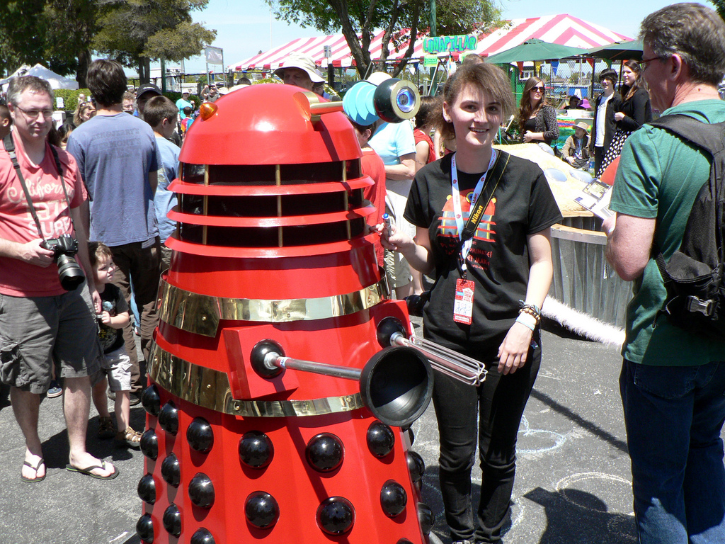 Auf dem Bild sind Personen und ein Roboter bei der Maker Fair 2012 zu sehen