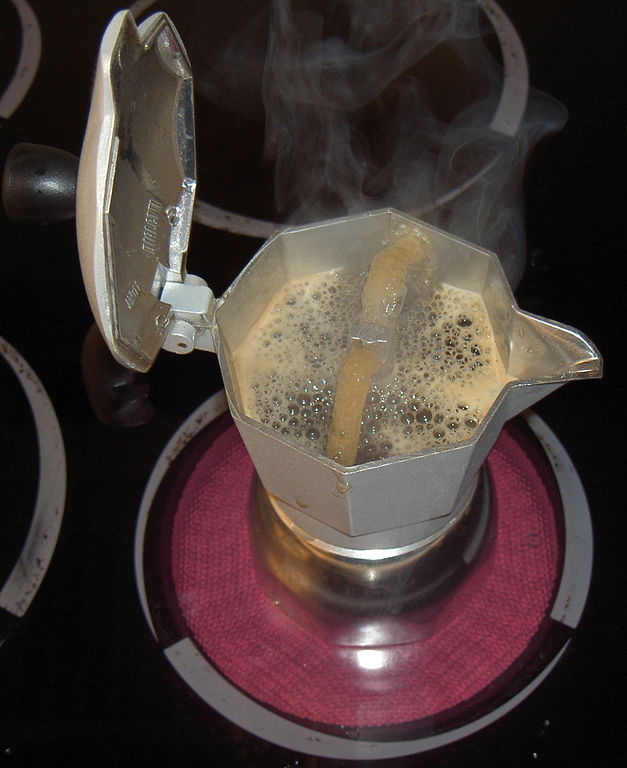 Auf dem Bild ist eine kochende Espressokannen zu sehen
