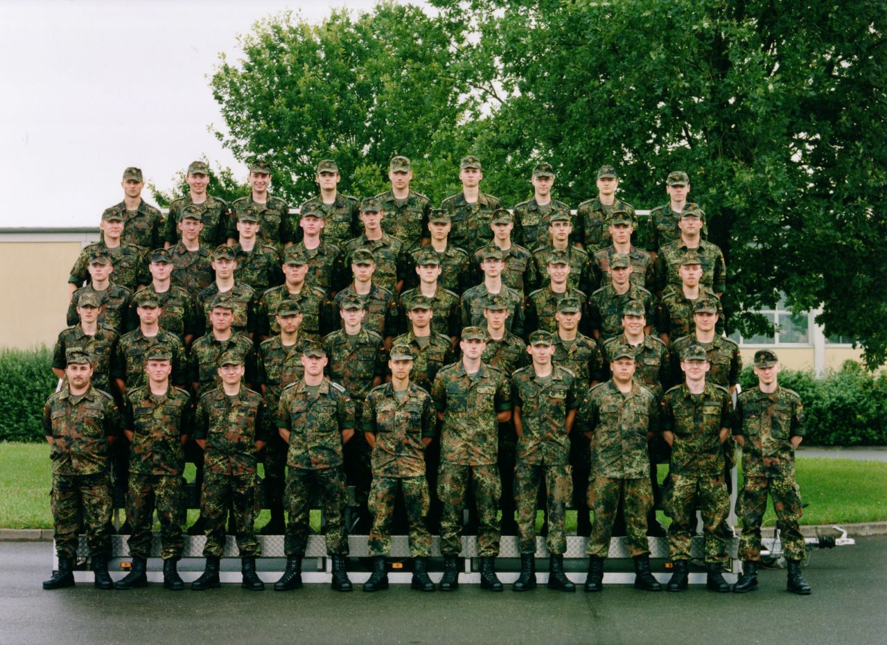 Auf dem Bild haben sich Soldaten für das Photo aufgestellt.