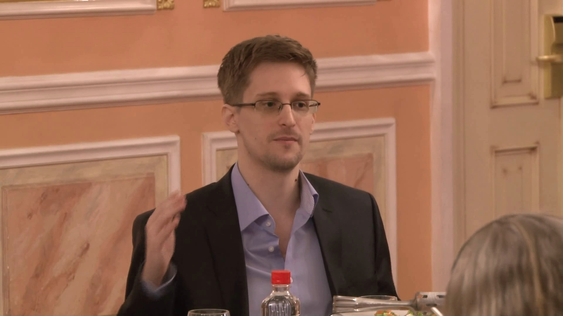 Auf dem Bild ist Edward Snowden zu sehen