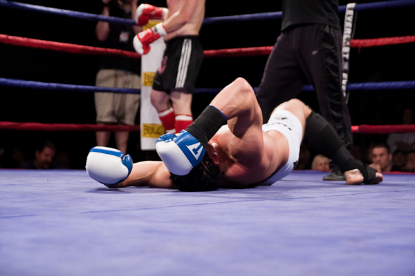 Auf dem Bild ist ein Boxer zu sehen. Er liegt am Boden