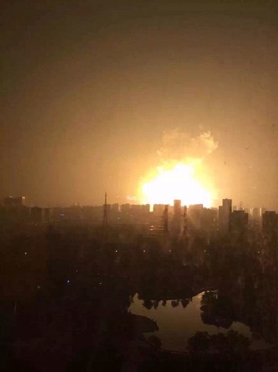Auf dem Bild ist eine Explosion in Tianjin zu sehen