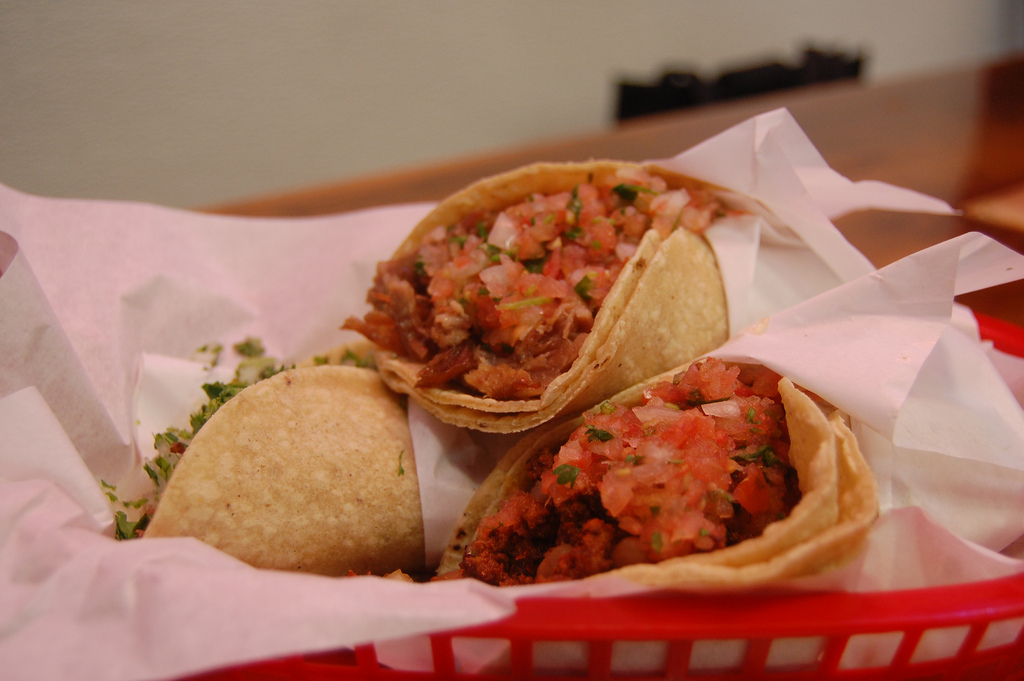 Auf dem Bild sind Tacos mit Füllung zu sehen