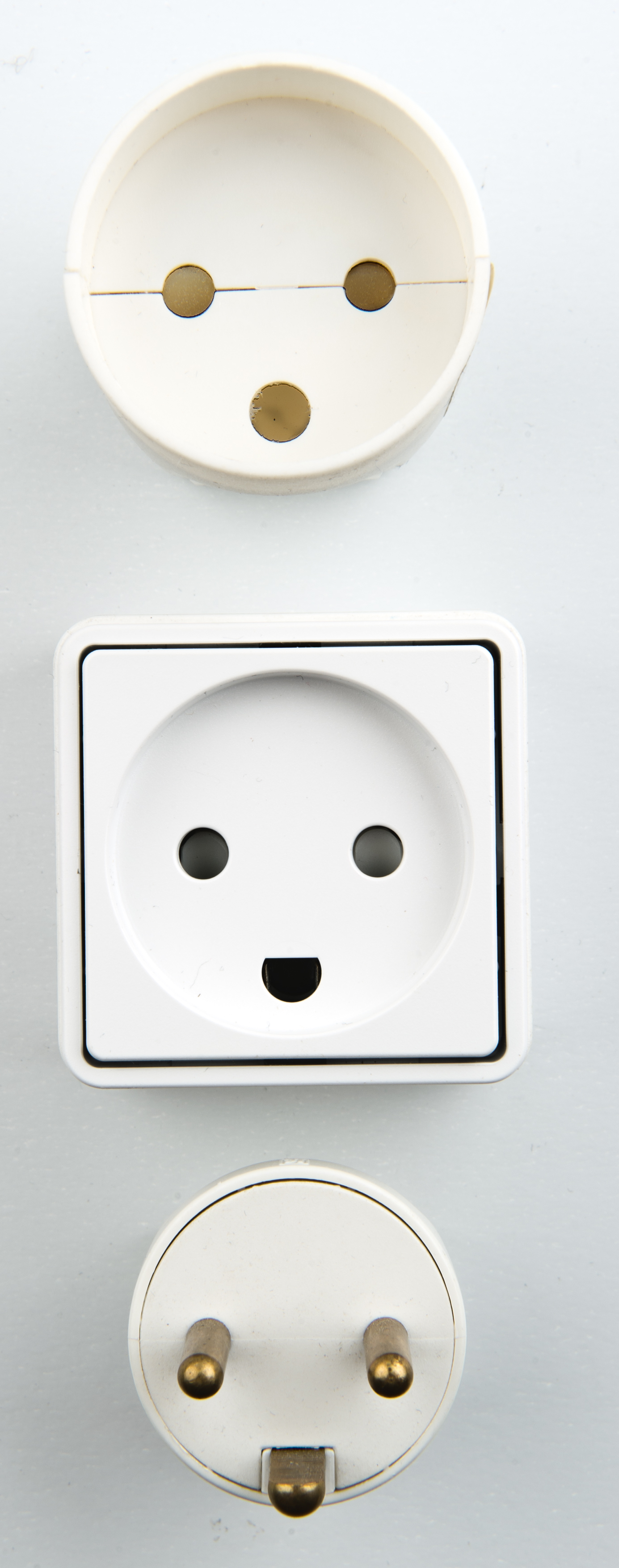 Datei:Danish electrical plugs.jpg