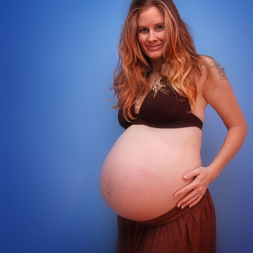 Auf dem Bild sieht man eine schwangere Frau