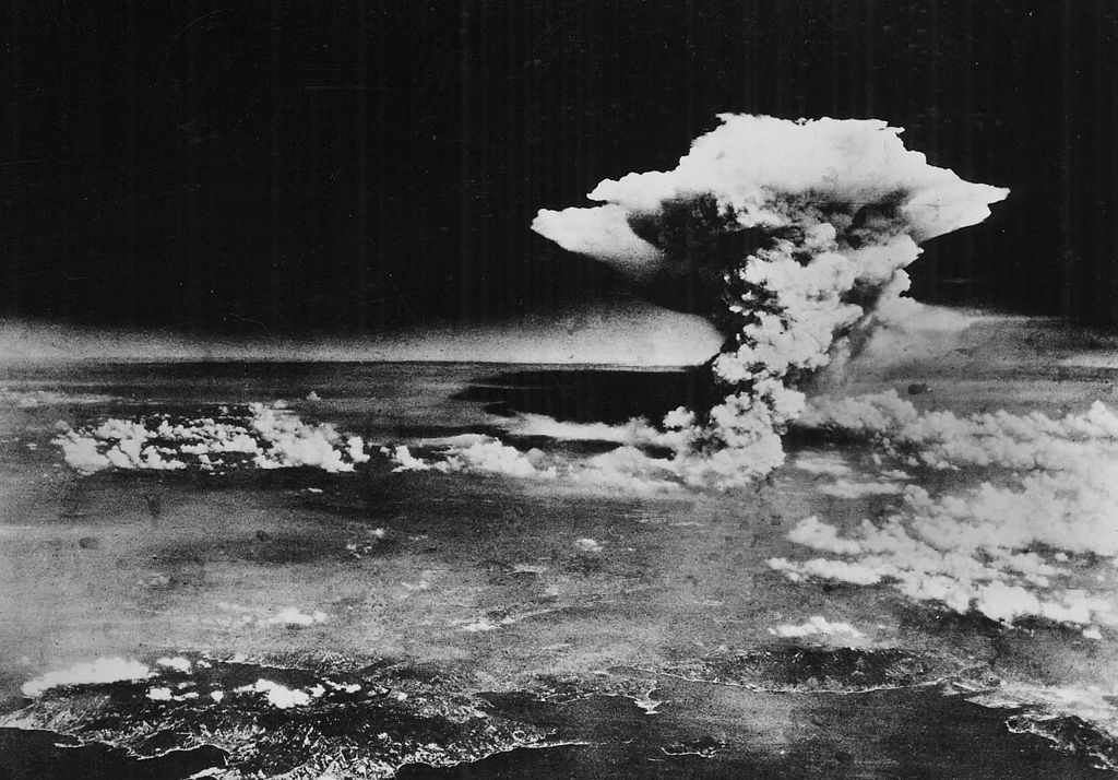 Auf dem Bild ist eine Wolke vom Atombombenabwurf auf Hiroshima zu sehen