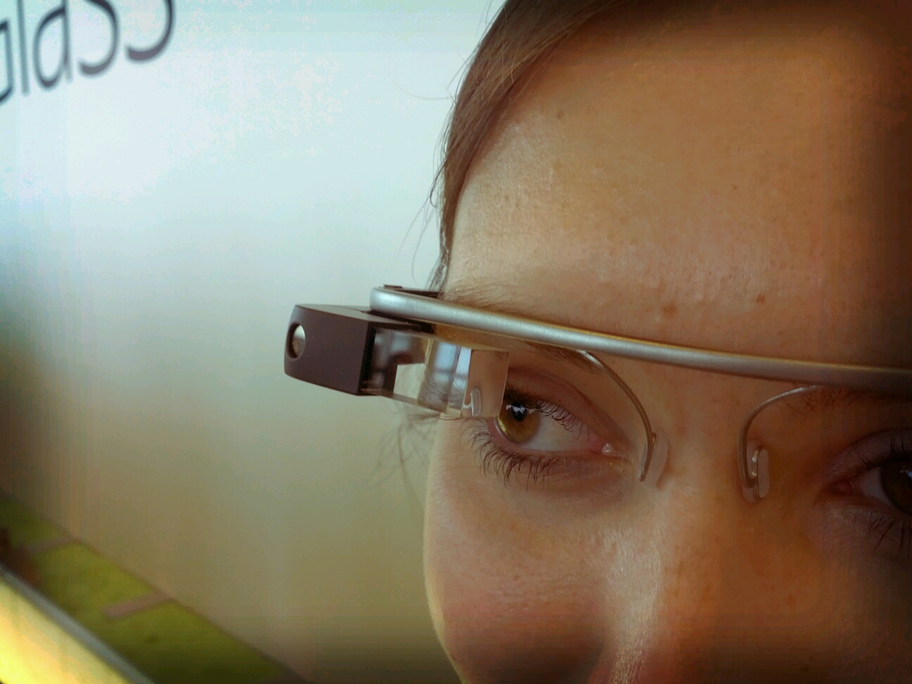 Auf dem Bild ist eine Frau mit einer Computer-Brille zu sehen.