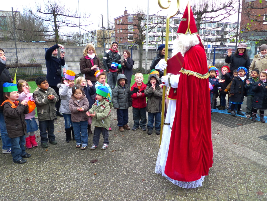 Auf dem Bild ist ein verkleideter Nikolaus und Kinder zu sehen