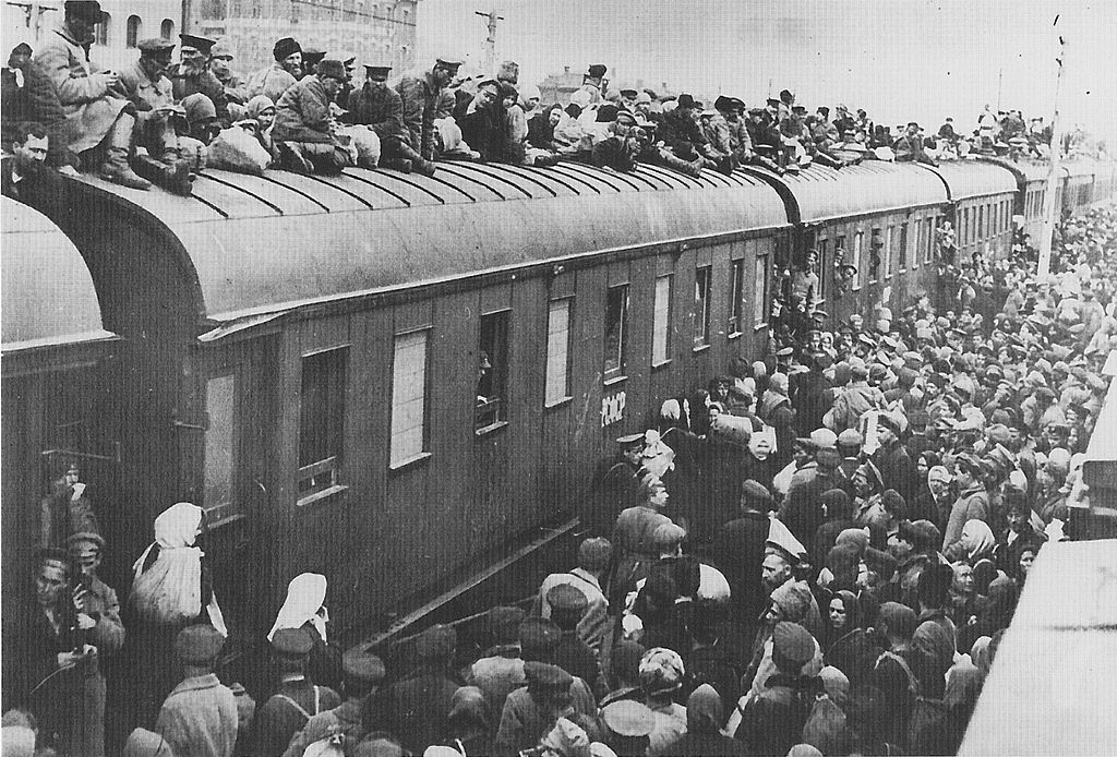 Auf dem Bild sind Flüchtlinge auf einem Zug zu sehen