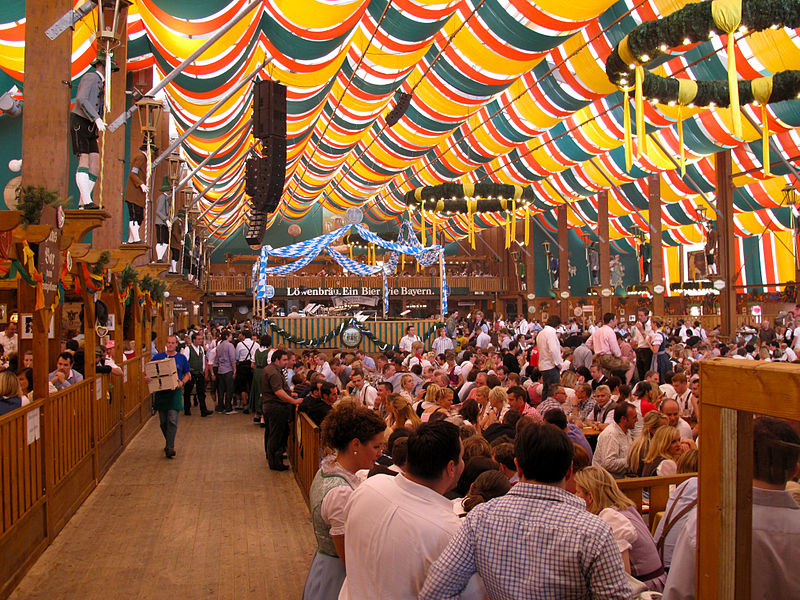 Auf dem Bild ist ein Fest-Zelt beim Oktoberfest zu sehen