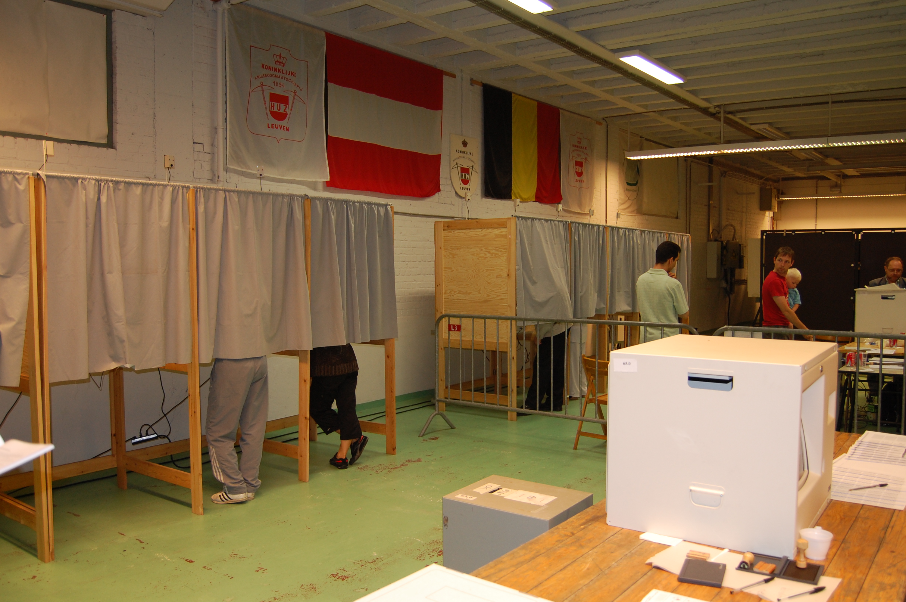 Auf dem Bild sind Wahlkabinen in Belgien zu sehen