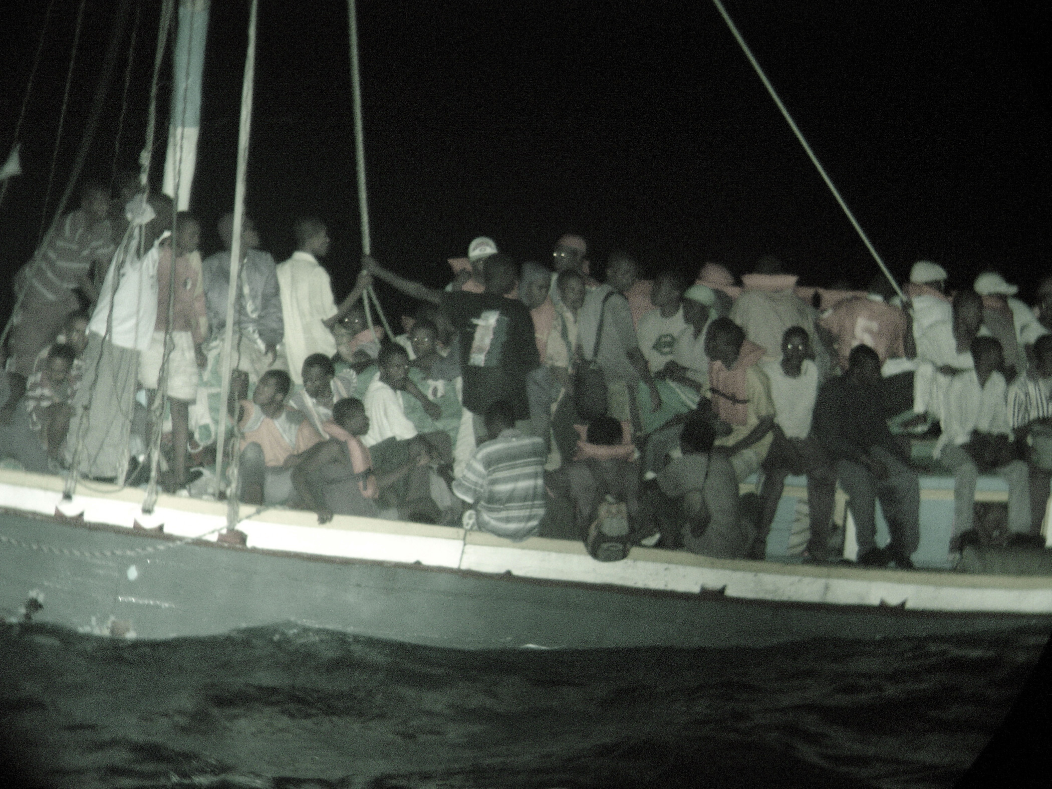Auf dem Bild sind Flüchtlinge auf einem Schiff zu sehen