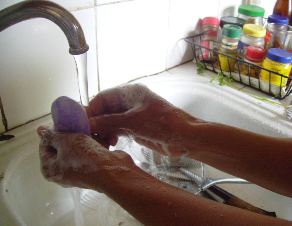 Auf dem Bild wäscht sich eine Person die Hände