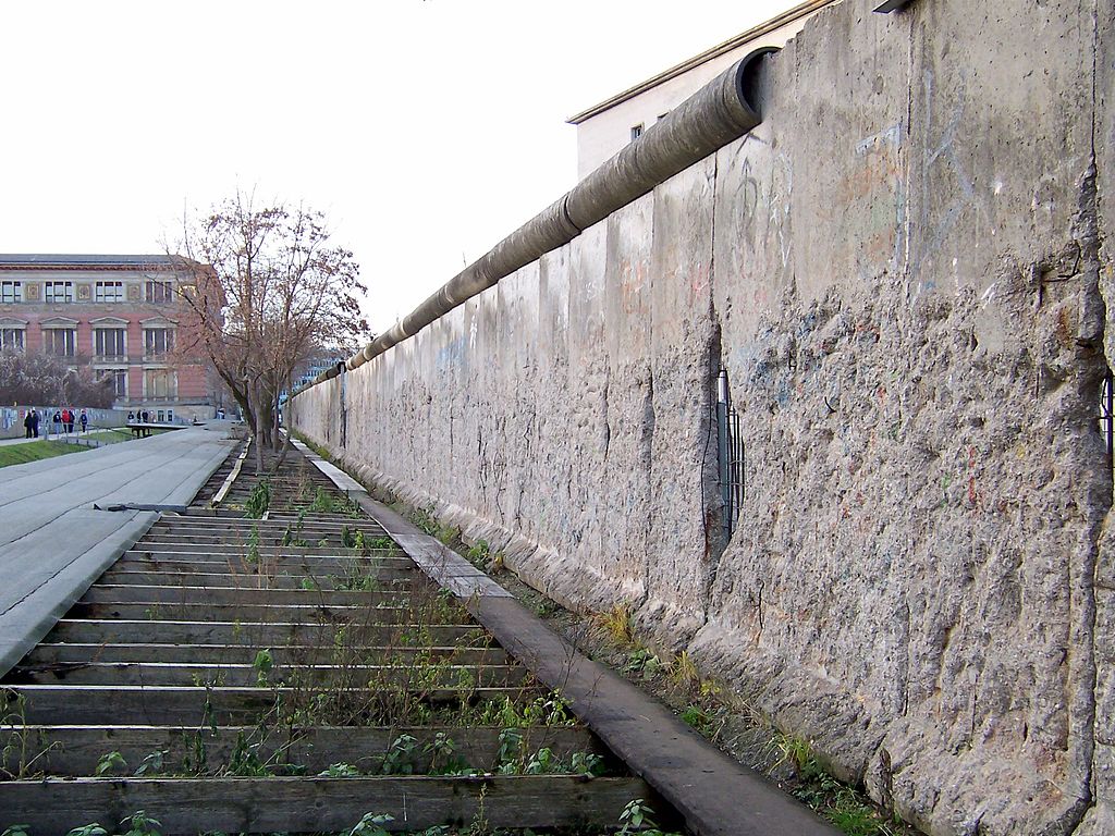 Auf dem Bild ist ein Stück der Berliner Mauer zu sehen