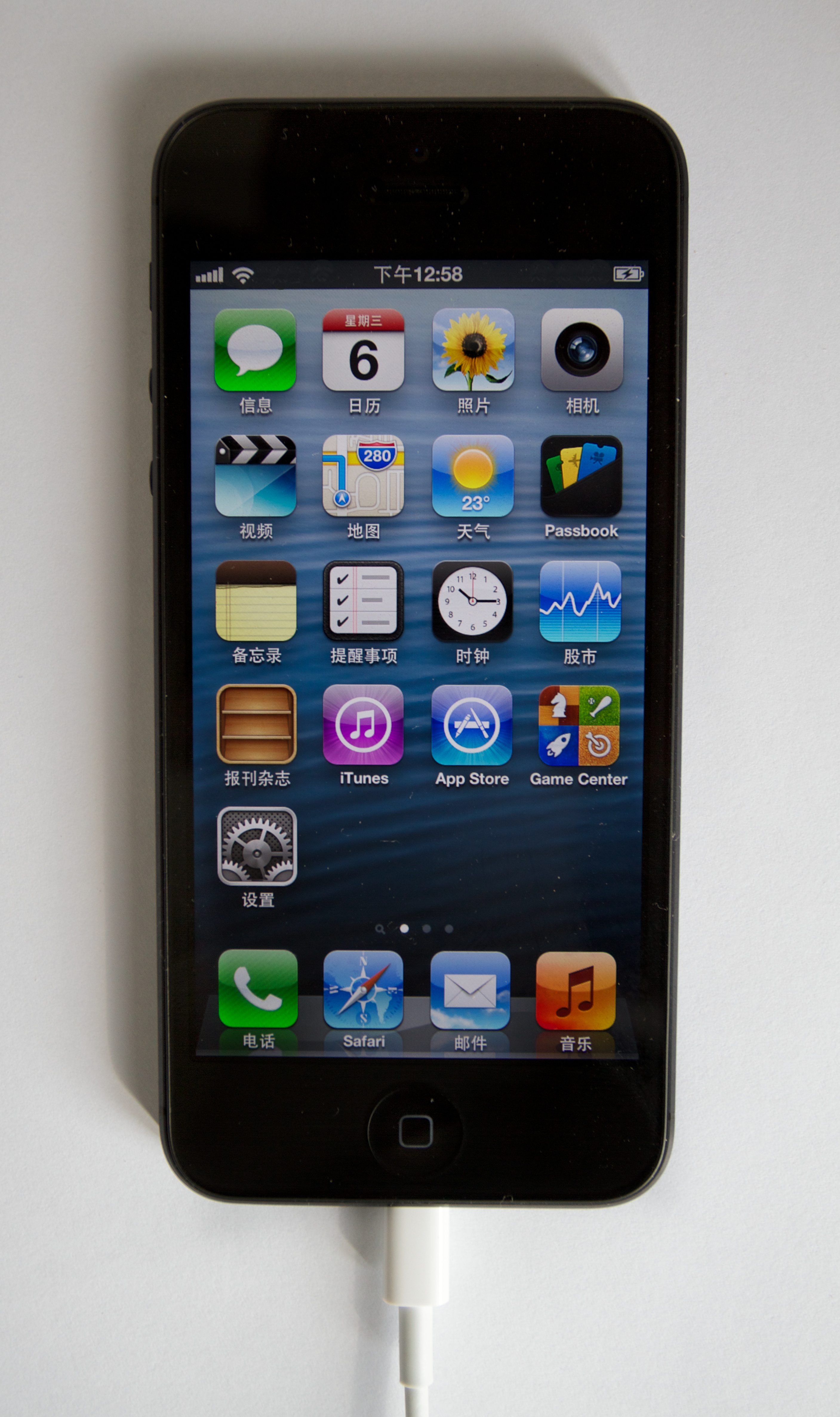Auf dem Bild ist ein iPhone 5 zu sehen.