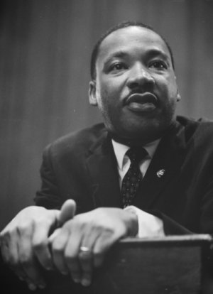 Auf dem Bild ist Martin Luther King zu sehen