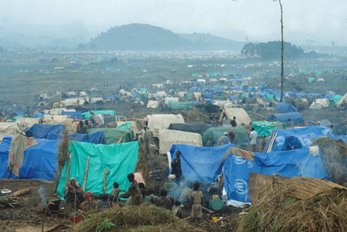 Bild Nummer 2. Auf dem Bild sind Flüchtlinge in einem Flüchtlingslager zu sehen