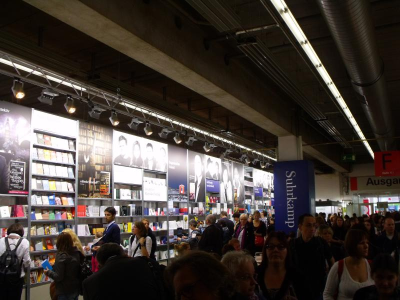 Auf dem Bild sind Personen auf der Frankfurter Buchmesse zu sehen