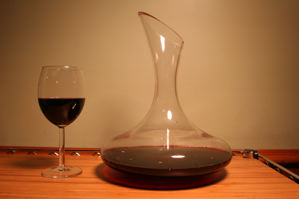 Auf dem Bild sieht man eine Karaffe und ein Weinglas