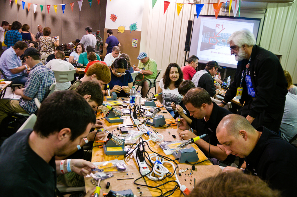 Auf dem Bild sind Personen bei der Maker Fair 2012 zu sehen