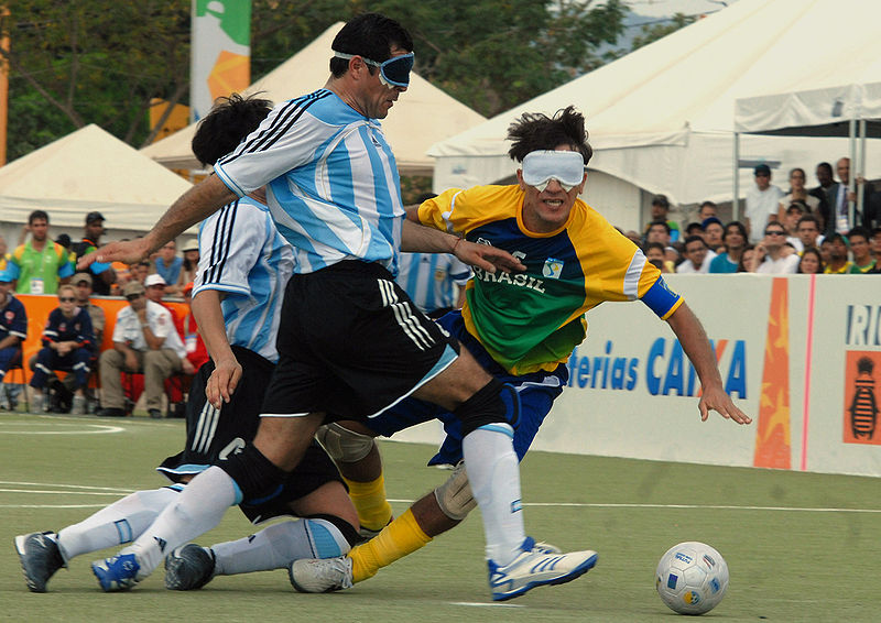 Auf dem Bild sind Fußballspieler bei einem Blindenfußballtunier zu sehen