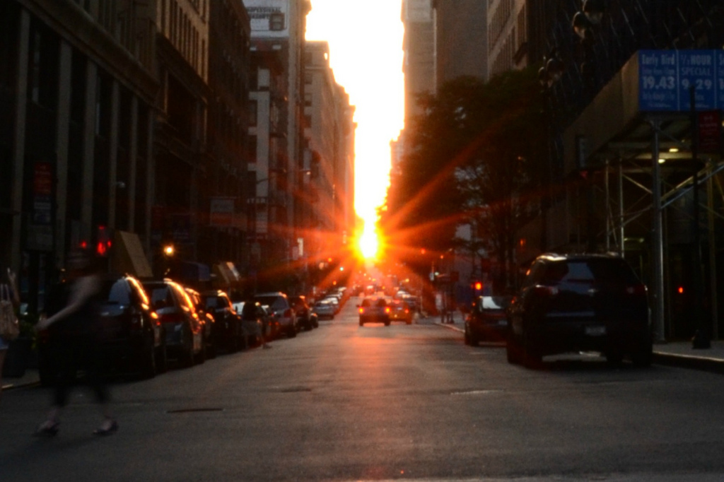 Auf dem Bild ist ein Sonnen·untergang in Manhattan zu sehen